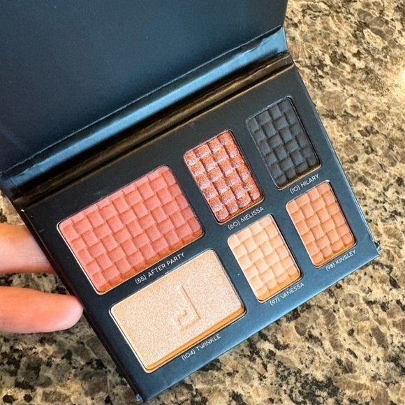 DOUCCE On The Go Pallete Make Up (BRAND NEW SEALED) - Picture 4 of 7